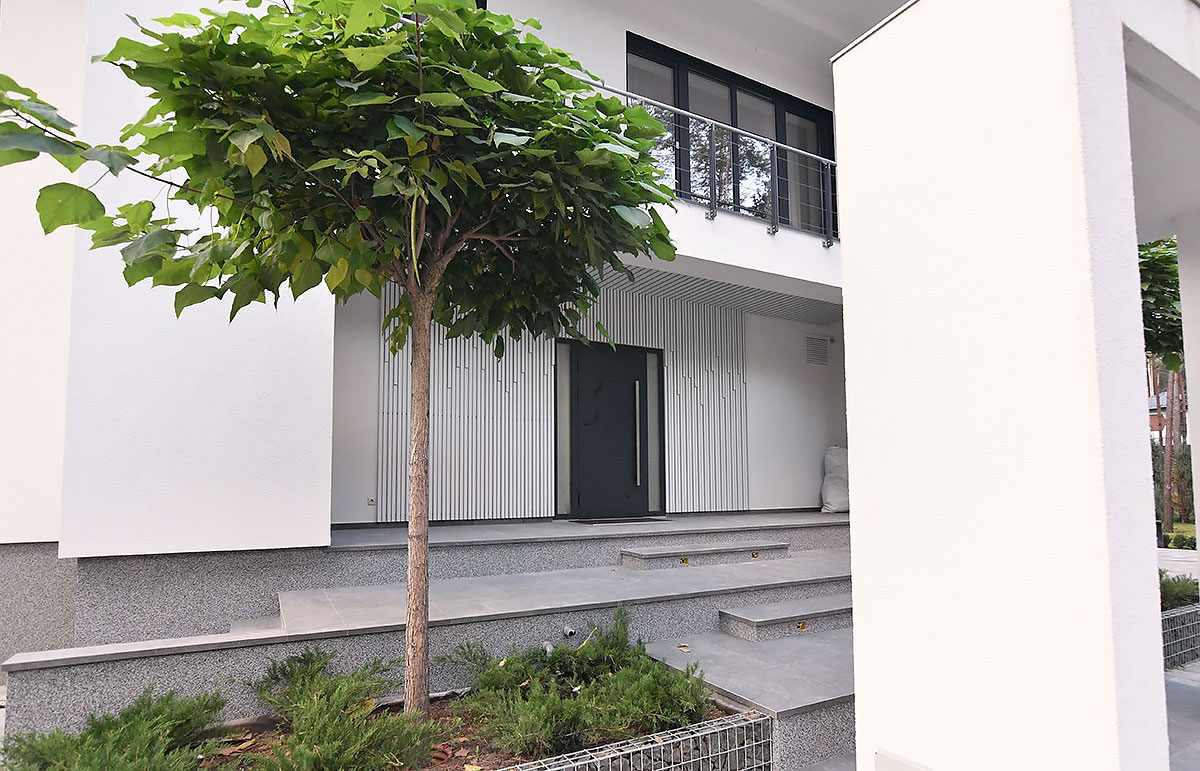 Dekoracyjna listwa kubiczna KRAFT z podświetleniem na ścianach i suficie grupy wejściowej w prywatnym domu