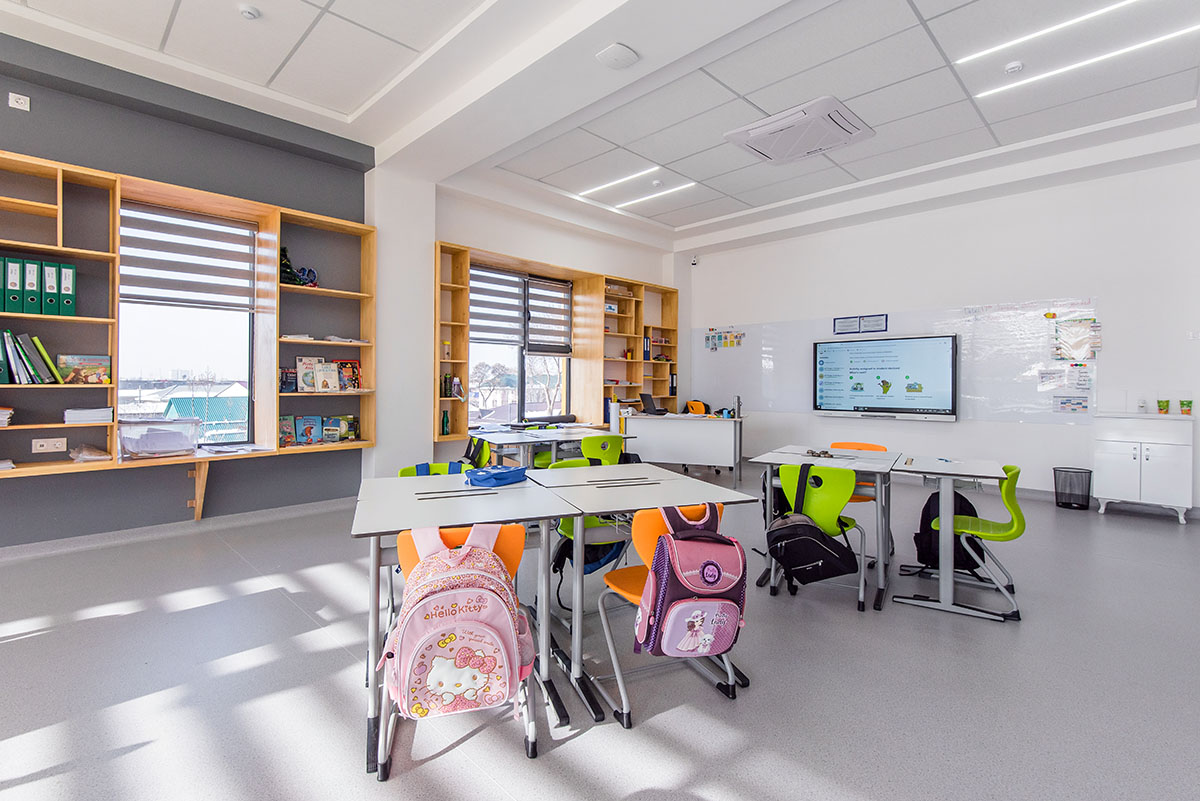 Sufity podwieszane na T-profilu KRAFT Fortis z oświetleniem KRAFT Led we wnętrzu Oxbridge International School w Taszkencie