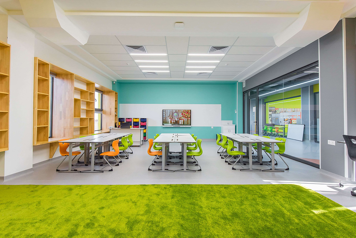 Sufity podwieszane na T-profilu KRAFT Fortis z oświetleniem KRAFT Led we wnętrzu Oxbridge International School w Taszkencie