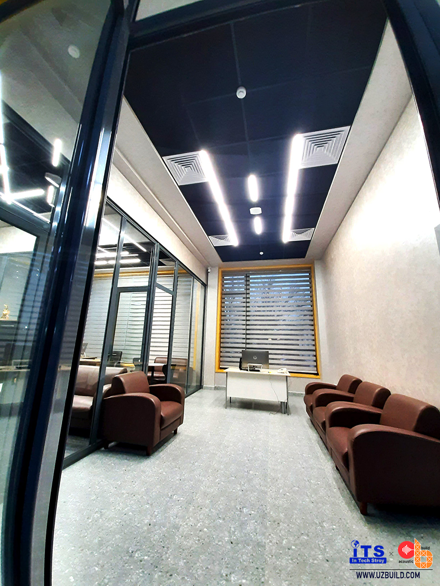 Sufity podwieszane na T-profilu KRAFT Fortis z oświetleniem KRAFT Led we wnętrzu Oxbridge International School w Taszkencie