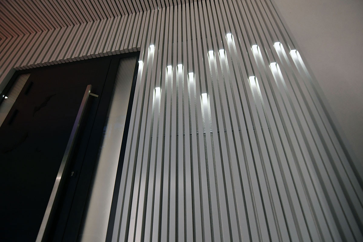 Dekoracyjna listwa kubiczna KRAFT z podświetleniem na ścianach i suficie grupy wejściowej w prywatnym domu