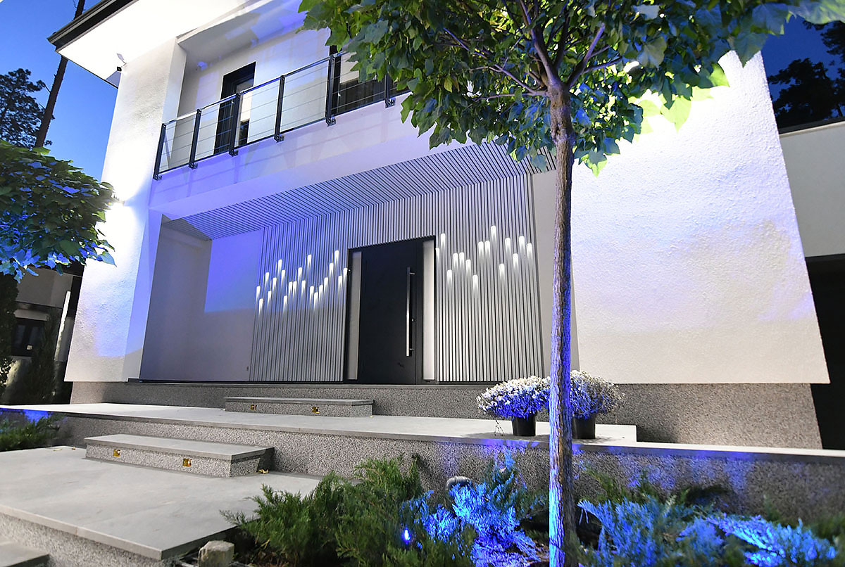 Dekoracyjna listwa kubiczna KRAFT z podświetleniem na ścianach i suficie grupy wejściowej w prywatnym domu