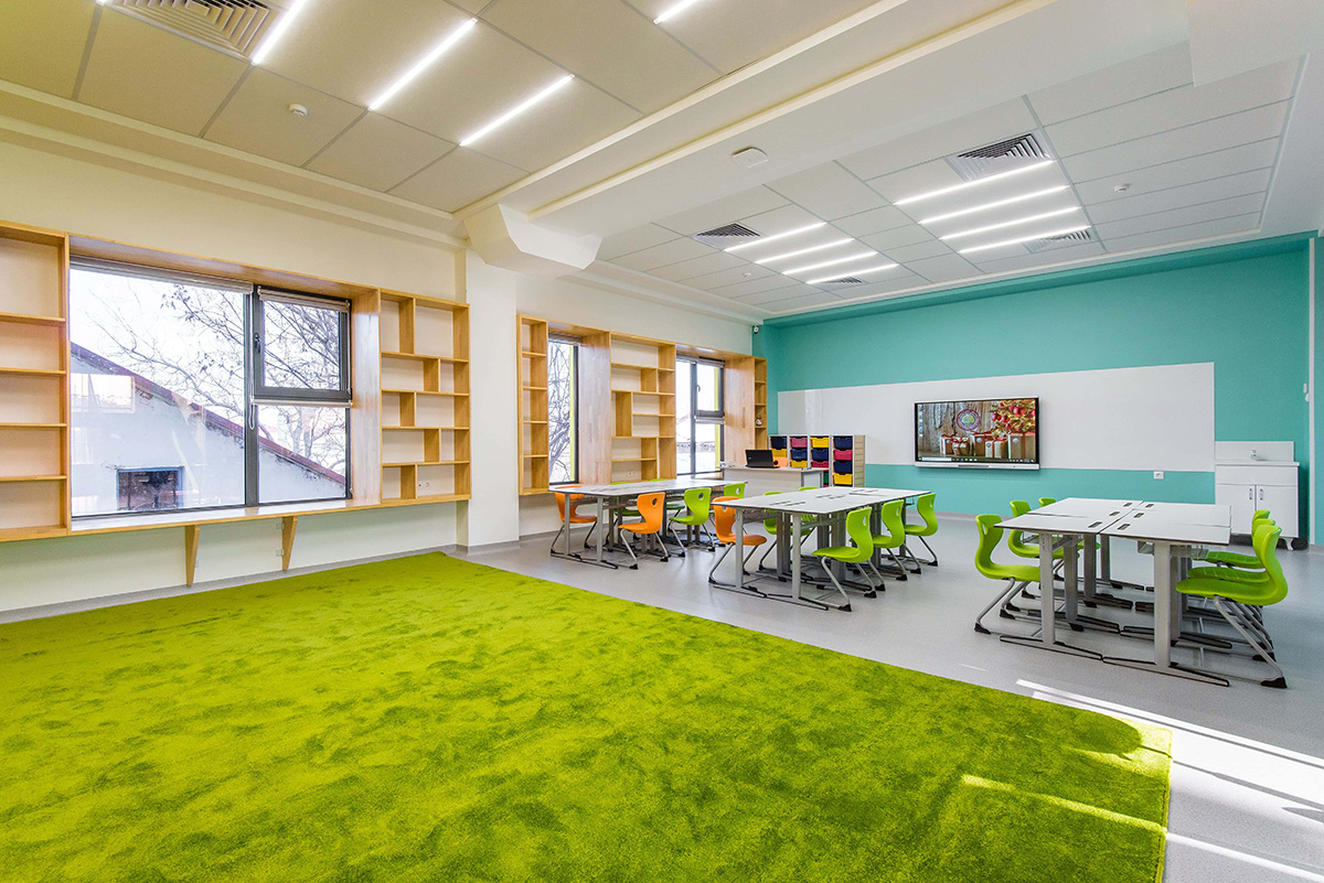 Sufity podwieszane na T-profilu KRAFT Fortis z oświetleniem KRAFT Led we wnętrzu Oxbridge International School w Taszkencie