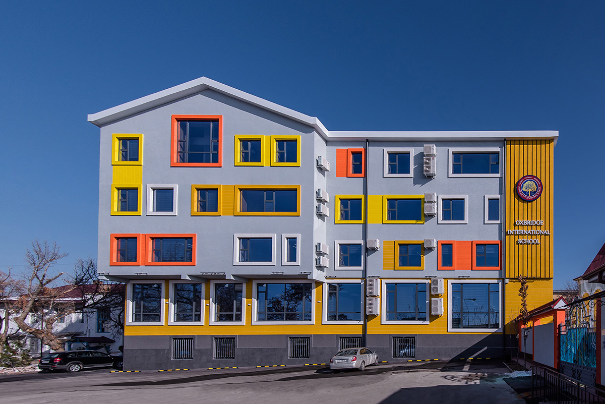 Sufity podwieszane na T-profilu KRAFT Fortis z oświetleniem KRAFT Led we wnętrzu Oxbridge International School w Taszkencie