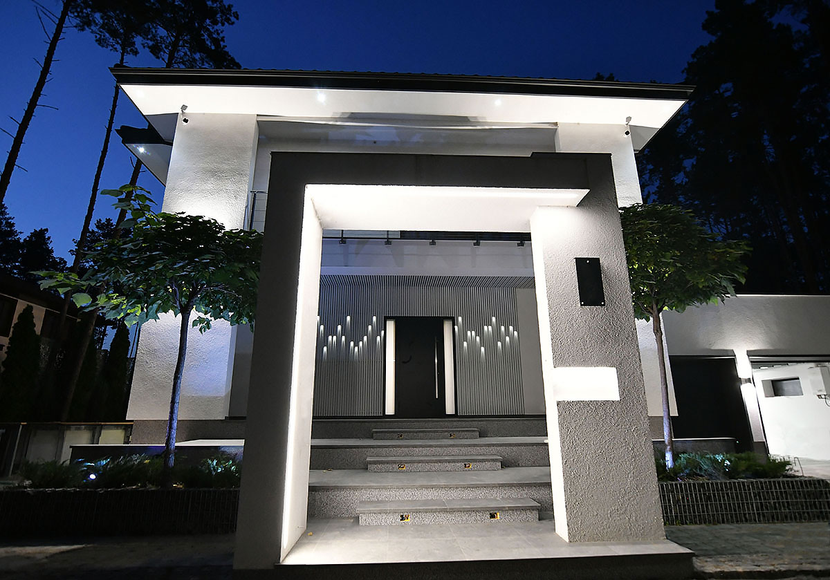 Dekoracyjna listwa kubiczna KRAFT z podświetleniem na ścianach i suficie grupy wejściowej w prywatnym domu