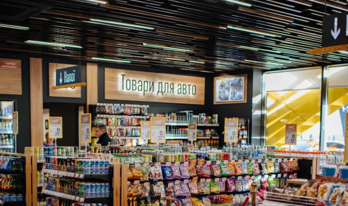 Sufit designerski z listwy KRAFT na stacji paliw "BRSM-Nafta" nowego formatu