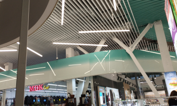 Sufity listwowe KRAFT w centrum handlowym Lake Plaza - synergia praktyczności i designu