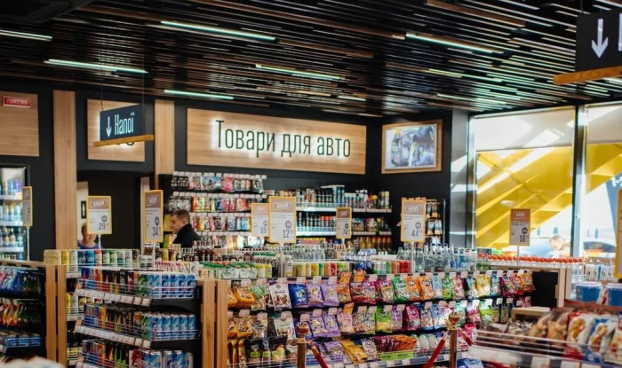 The designer rail ceiling by KRAFT at the BRSM-Nafta gas station in the new format