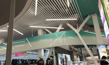 KRAFT linear rails ceilings in the Lake Plaza shopping center - a synergy of practicality and design