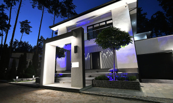 Entrance group from a cube-shaped rail with illumination in a private house (+13 photos)