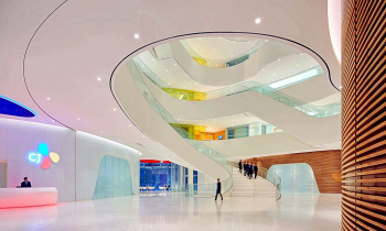 23 original ideas for the use of ceiling rails in shopping centers